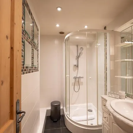 Les Paquerettes - For 3 People In The Heart Of *